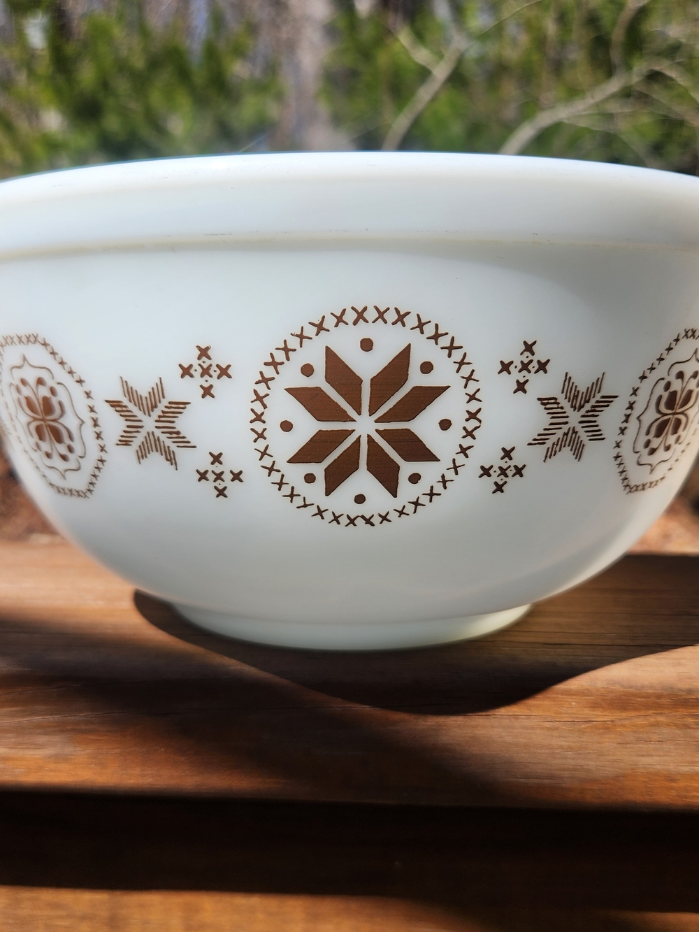 Pyrex #403 Town & Country Mixing Bowl w/ Snowflake Medallion Pattern 2.5 Quart